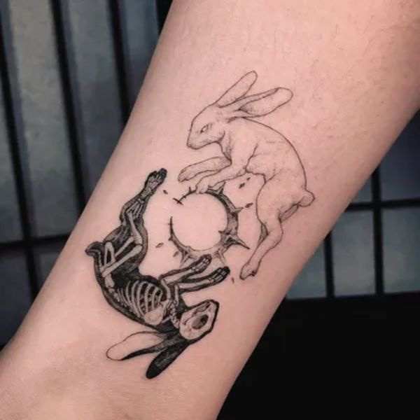Tattoo con cái thỏ ở cổ tay