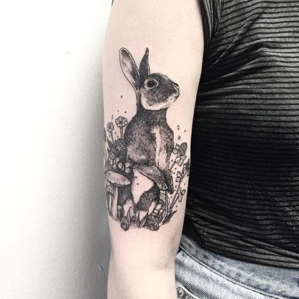 Tattoo con cái thỏ ở tay