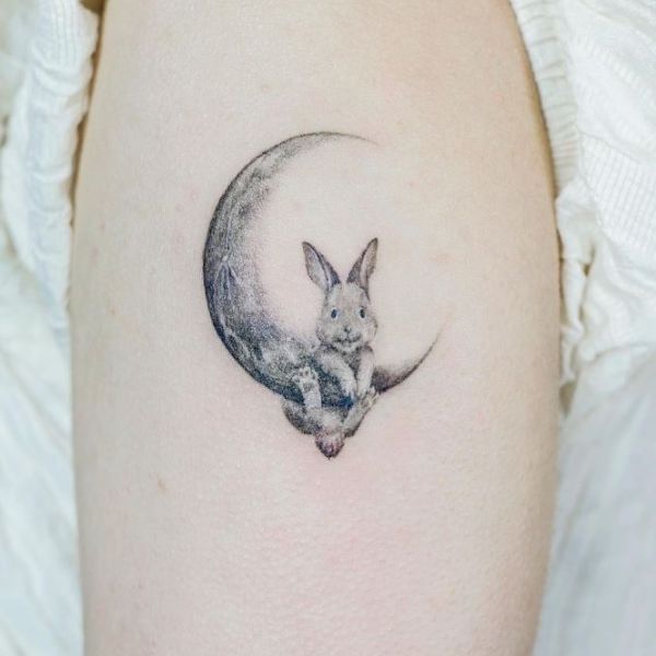 Tattoo con cái thỏ và trăng
