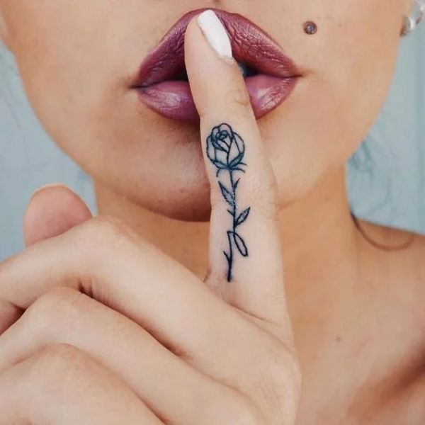 Tattoo dễ thương ở ngón tay đẹp