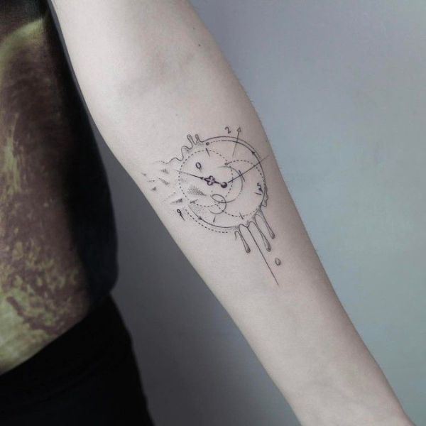 Tattoo đồng hồ ở cánh tay nữ