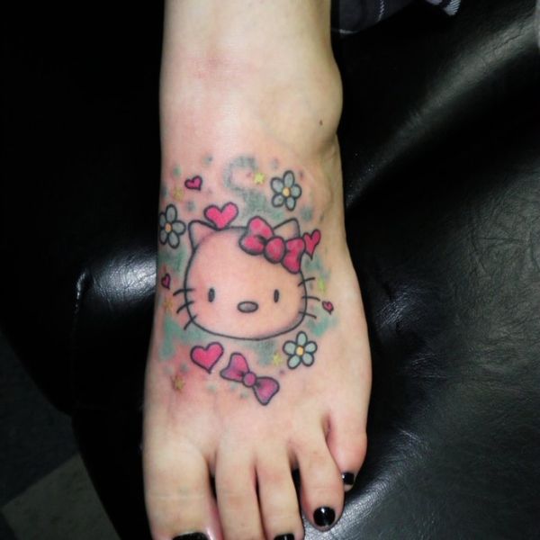 Tattoo hello kitty ở bàn chân