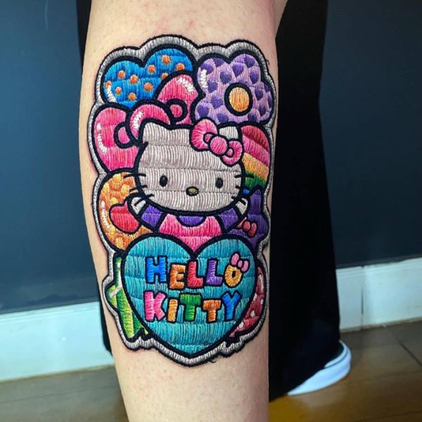 Tattoo hello kitty ở bắp chân