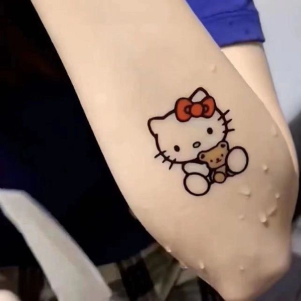 Tattoo hello kitty ở cánh tay