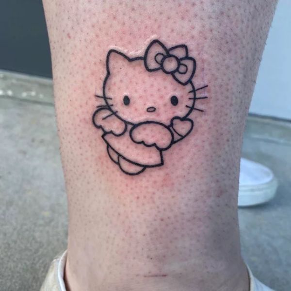Tattoo hello kitty ở cỏ chân