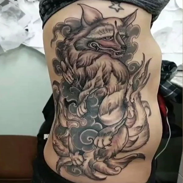 Tattoo hồ ly 9 đuôi không màu