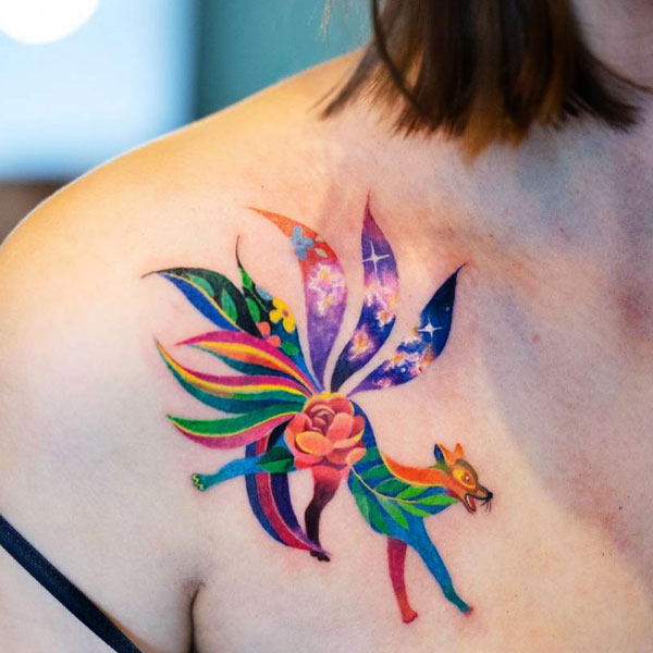 Tattoo hồ ly 9 đuôi trước vai nữ