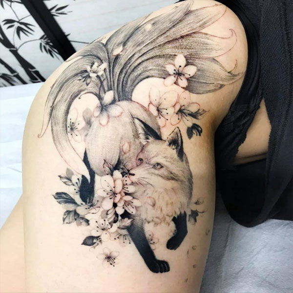 Tattoo hồ ly 9 đuôi và hoa