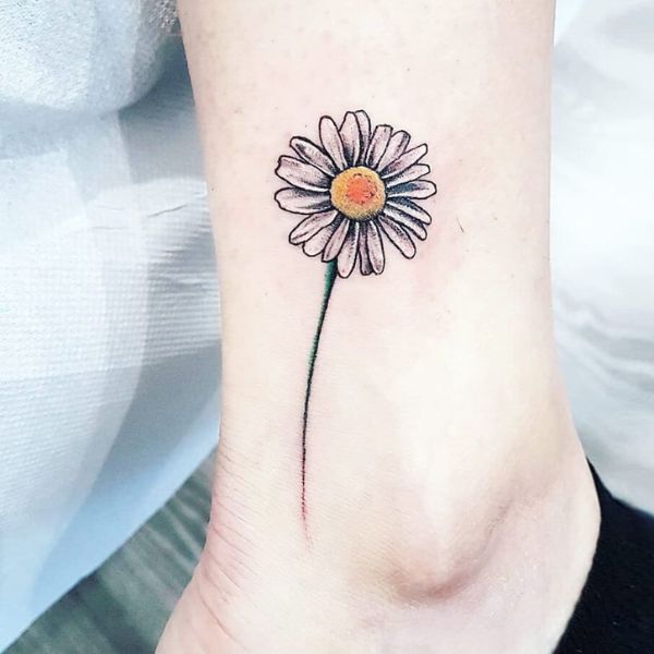 Tattoo hoa cúc cổ chân