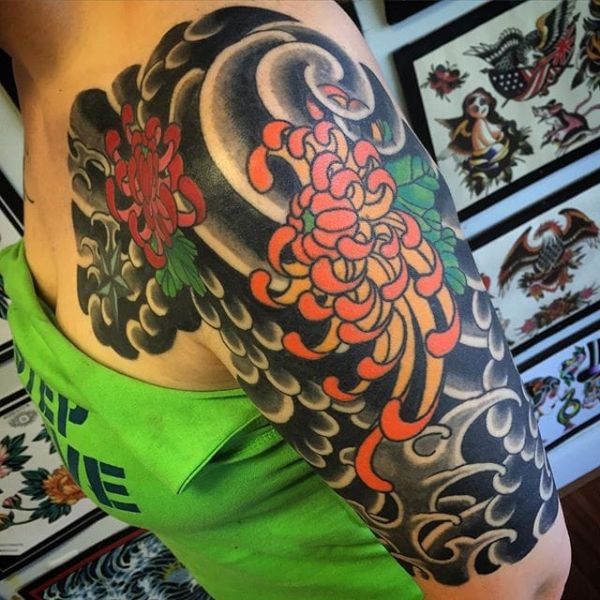 Tattoo hoa cúc kín bắp tay