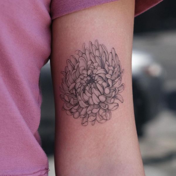 Tattoo hoa cúc mini ở bắp tay