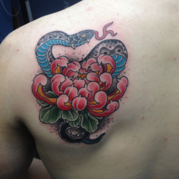 Tattoo hoa cúc mini ở vai