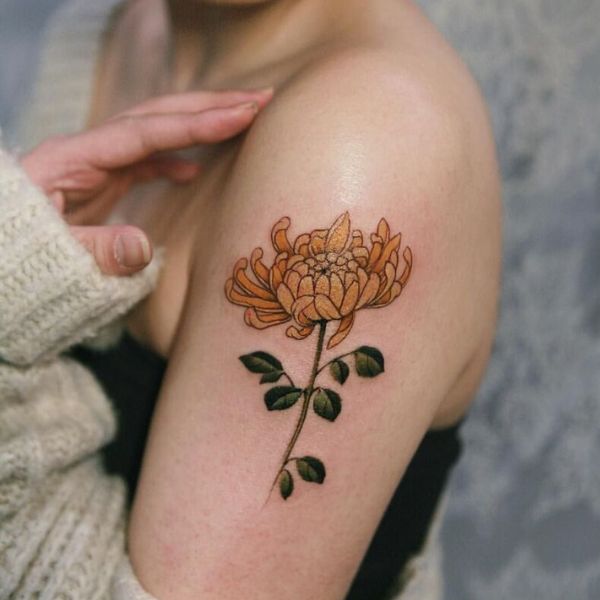 Tattoo hoa cúc ở bắp tay siêu đẹp dành cho nữ