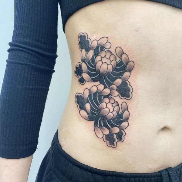 Tattoo hoa cúc ở bụng