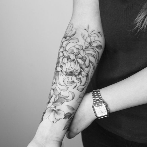 Tattoo hoa cúc ở cánh tay nữ