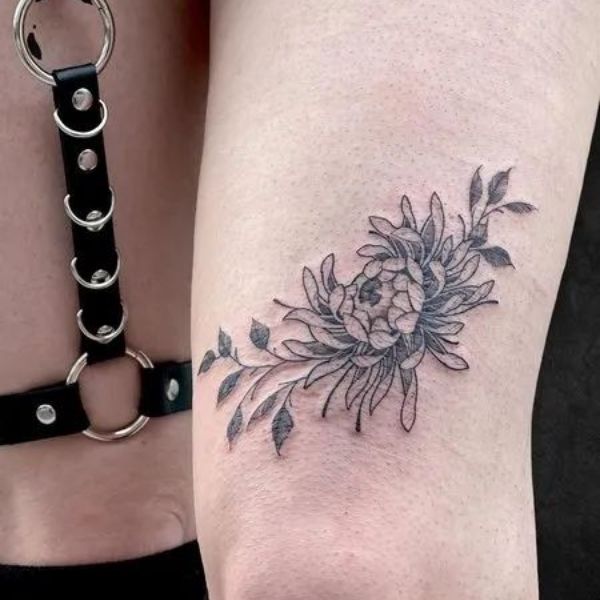 Tattoo hoa cúc ở chân đẹp