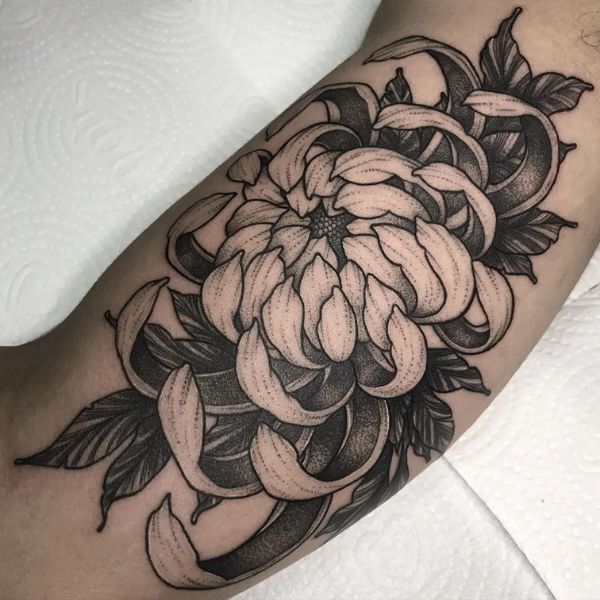 Tattoo hoa cúc ở bắp tay