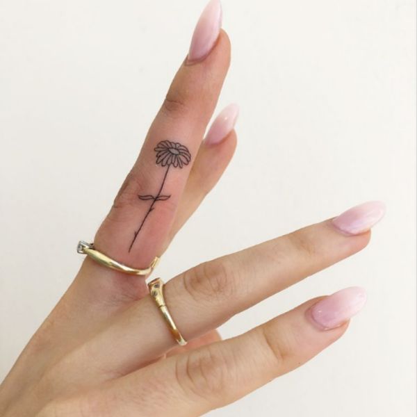 Tattoo hoa cúc ở ngón tay siêu đẹp