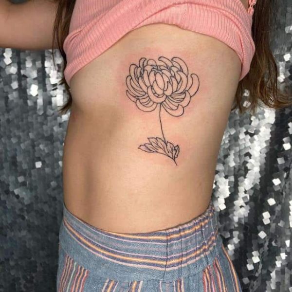 Tattoo hoa cúc ở sườn