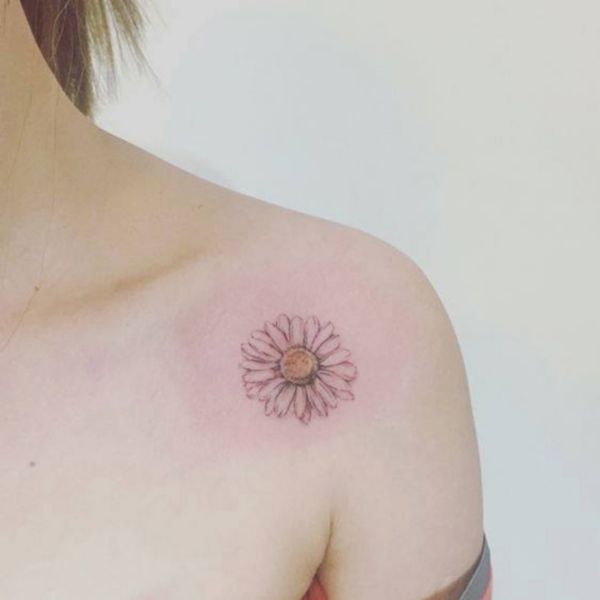 Tattoo hoa cúc ở vai