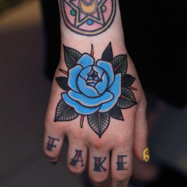Tattoo hoa hồng ở tay bóng loang