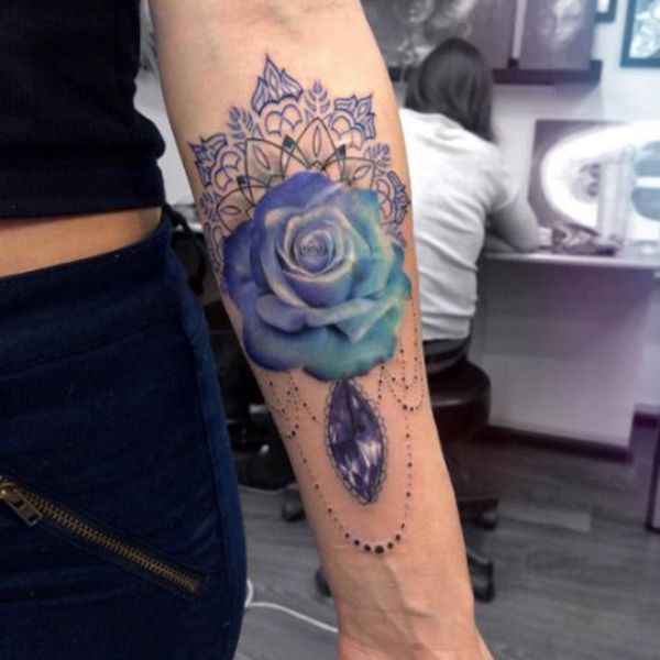 Tattoo hoa hồng ở tay cho nữ
