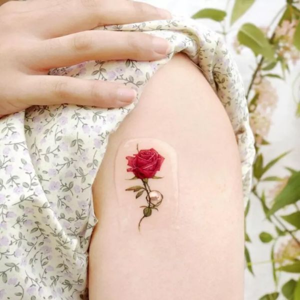 Tattoo hoa hồng ở tay dễ thương