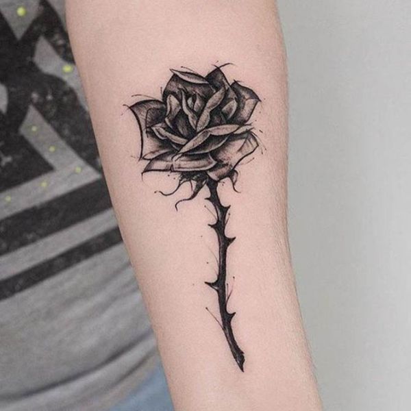 Tattoo huê hồng ở tay trắng đen đẹp
