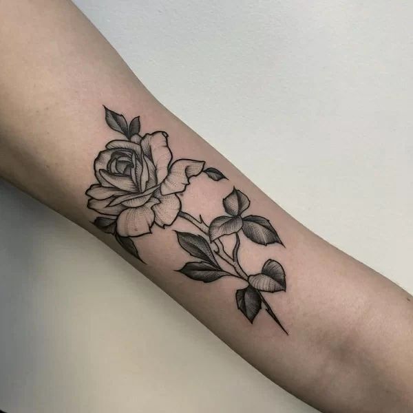 Tattoo hoa hồng ở tay đơn giản ngầu