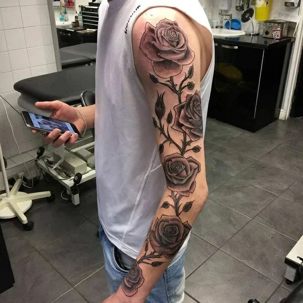 Tattoo hoa hồng ở tay kín tay