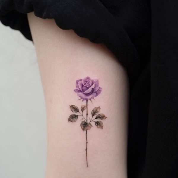 Tattoo hoả hồng ở tay color tím