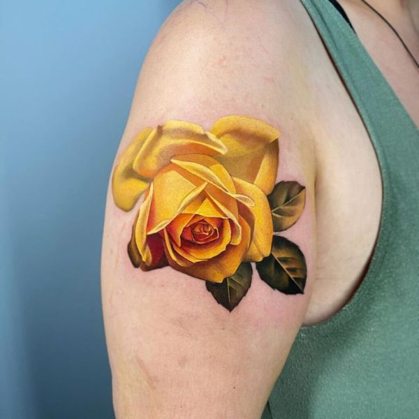Tattoo huê hồng ở tay color vàng