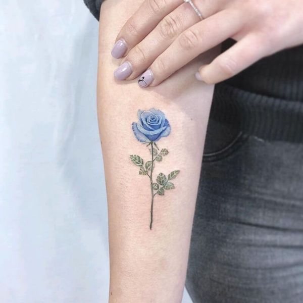 Tattoo hoả hồng ở tay color xanh