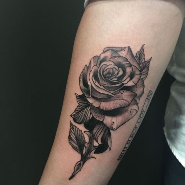 Tattoo huê hồng ở tay ngầu