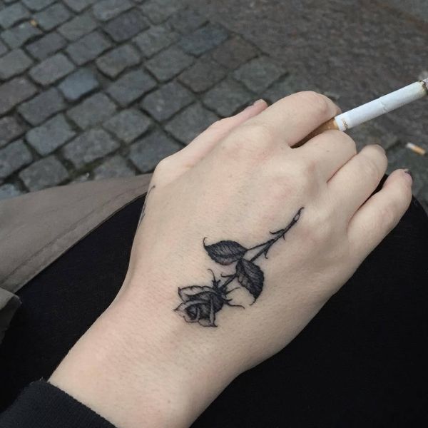 Tattoo huê hồng ở tay nhỏ