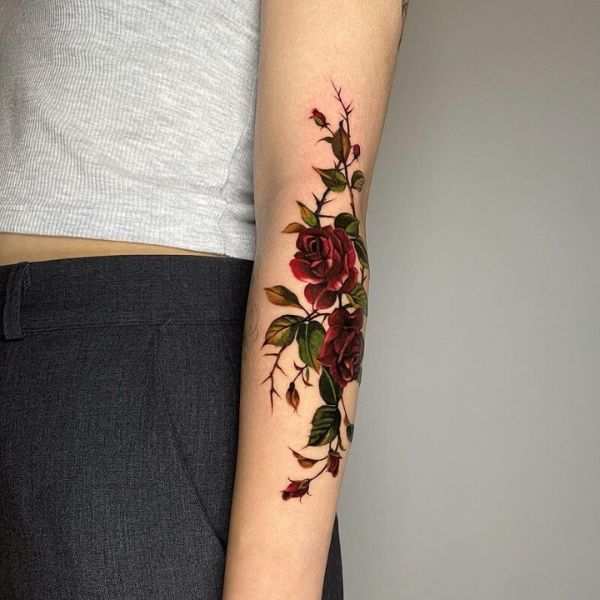 Tattoo hoả hồng ở tay nữ