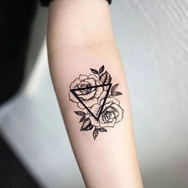 tattoo hoả hồng ở tay tam giác đẹp