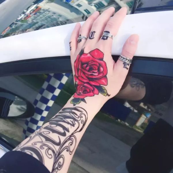 Tattoo hoả hồng ở tay với chữ