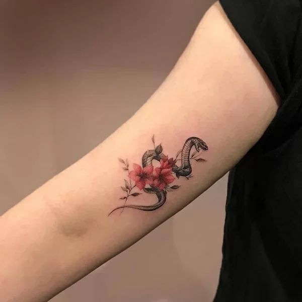 Tattoo hoả hồng ở tay với rắn