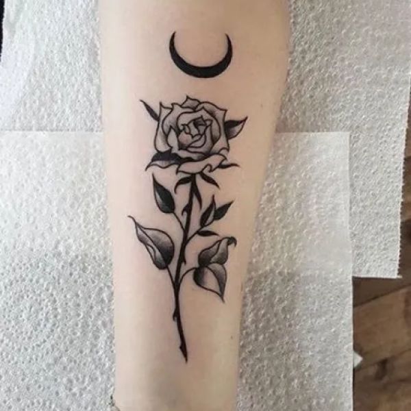 Tattoo hoả hồng ở tay với trăng