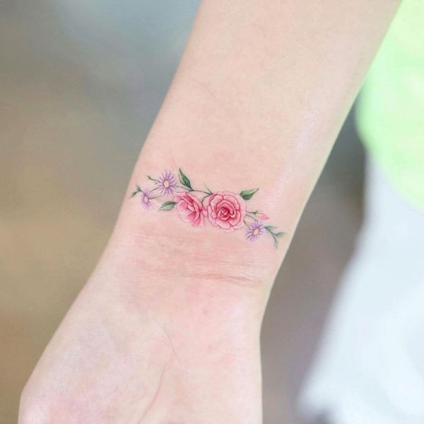 Tattoo hoả hồng ở tay vòng hoa