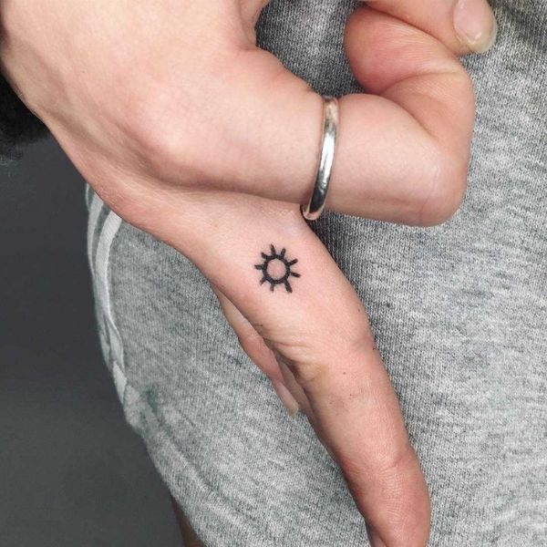 Tattoo mặt mũi trời ở ngón tay