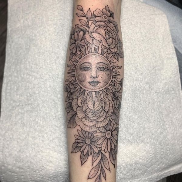 Tattoo mặt mũi trời và hoa