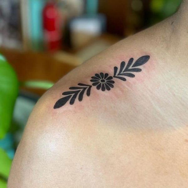 Tattoo mini ở vai cành hoa
