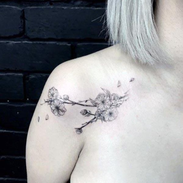 Tattoo mini ở vai hoa anh đào