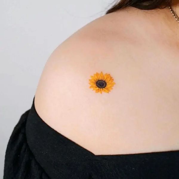 Tattoo mini ở vai hoa phía dương đẹp