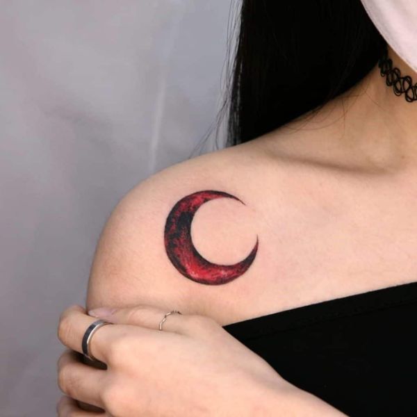 Tattoo mini ở vai mặt mũi trăng