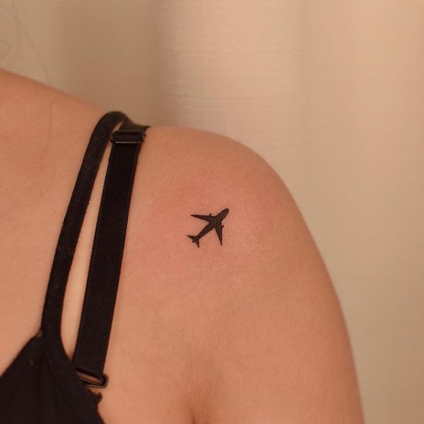 Tattoo mini ở vai máy bay