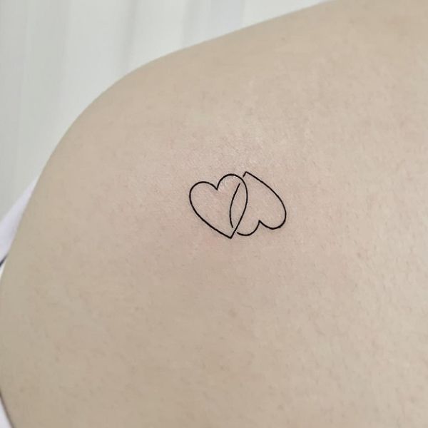 Tattoo mini ở vai trái khoáy tim cặp