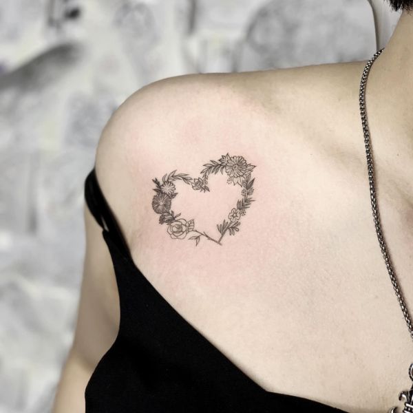 Tattoo mini ở vai trái khoáy tim hoa